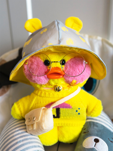 Мягкая игрушка Lalafanfan Duck серая панама с ушками, желтый свитер с зонтиком желтая 30см