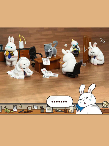 Фигурка Понедельник, Брюс: Сбежать из офиса Monday Bruce в сюрприз-боксе 8см, 1шт.